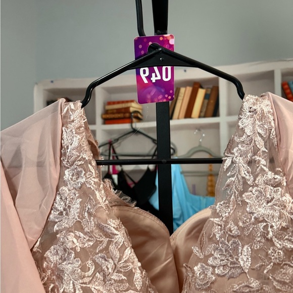 NWOT-Chic Blush Maxi Dress with Lace Accents has Cape sleeves. New no tags - Picture 10 of 10